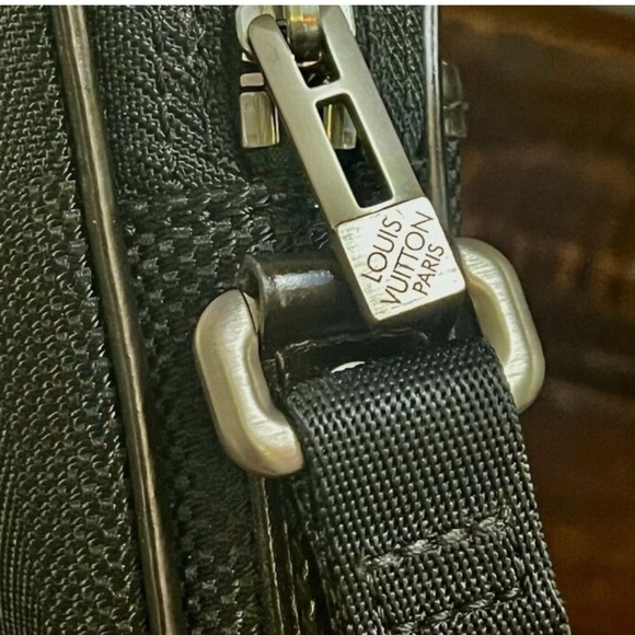 Louis Vuitton Black Unisex Crossbody Bag - Picture 7 of 8